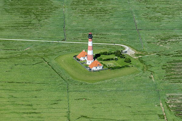 Leuchtturm als historisches Seefahrtszeichen im Küstenbereich der Nordsee im Ortsteil Hauert in Westerhever im Bundesland Schleswig-Holstein