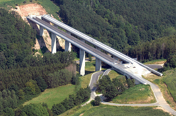 Fertige ICE Saubach-Talbrücke