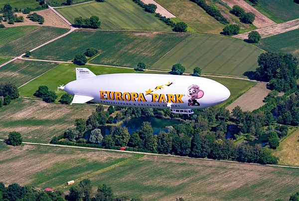 Luftschiff Zeppelin NT beim Europa-Park  im Fluge über dem Luftraum in Rheinau im Bundesland Baden-Württemberg, Deutschland