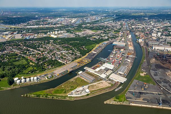 Kaianlagen und Schiffs- Anlegestellen am Hafenbecken des Binnenhafen am Rhein in Duisburg im Bundesland Nordrhein-Westfalen, Deutschland
