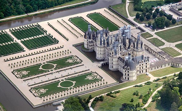 Gebäudekomplex im und Kanäle um den Schloßpark von Schloß Schloss Chambord in Chambord in Centre-Val de Loire, Frankreich