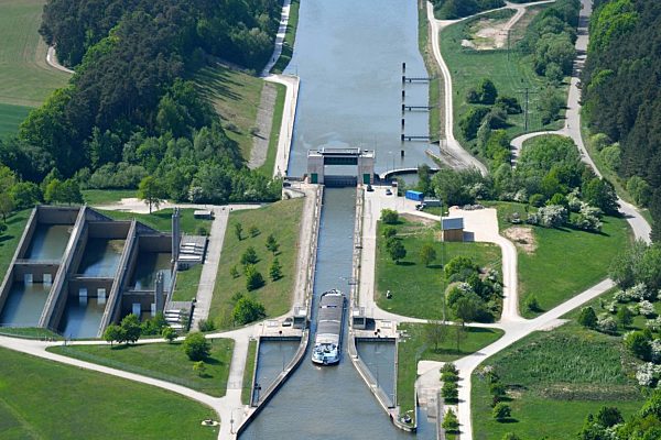 Schleusenanlagen am Ufer der Wasserstraße Main-Donau-Kanal in Hilpoltstein im Bundesland Bayern, Deutschland