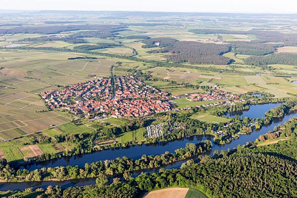 Dorfkern an den Fluss- Uferbereichen der Main-Aue in Sommerach im Bundesland Bayern, Deutschland