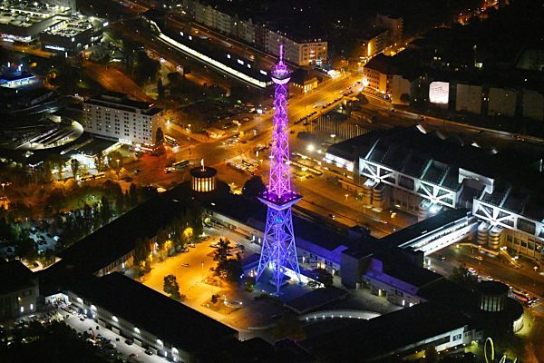 Nachtluftbild Tourismus- Attraktion und Sehenswürdigkeit Funkturm am Messegelände im Ortsteil Charlottenburg in Berlin, Deutschland