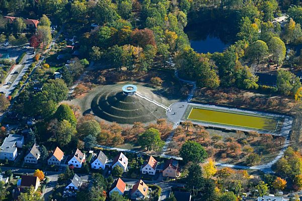 Geschichts- Denkmal Otto Lilienthal Gedenkstätte im Lilienthalpark im Ortsteil Lichterfelde in Berlin, Deutschland