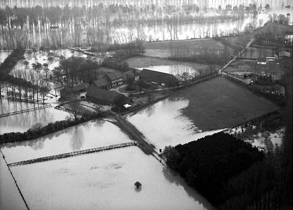 Hochwassereinwirkung im Ortsgebiet im Ortsteil Bislicher Insel in Xanten im Bundesland Nordrhein-Westfalen, Deutschland