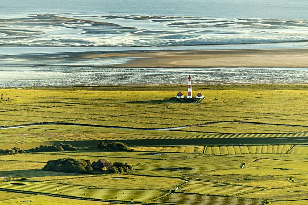Leuchtturm als historisches Seefahrtszeichen im Küstenbereich der Nordsee im Ortsteil Hauert in Westerhever im Bundesland Schleswig-Holstein