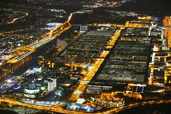 Nachtluftbild Tourismus- Attraktion und Sehenswürdigkeit Autostadt GmbH am Werksgelände der Volkswagen AG in Wolfsburg im Bundesland Niedersachsen, Deutschland