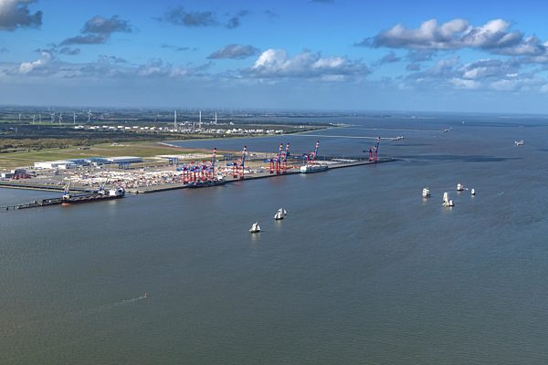 Containerterminal im Containerhafen des Überseehafen JadeWeserPort ( JWP )in Wilhelmshaven im Bundesland Niedersachsen, Deutschland