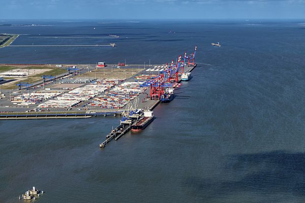 Containerterminal im Containerhafen des Überseehafen JadeWeserPort ( JWP )in Wilhelmshaven im Bundesland Niedersachsen, Deutschland
