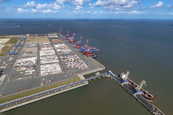 Containerterminal im Containerhafen des Überseehafen JadeWeserPort ( JWP )in Wilhelmshaven im Bundesland Niedersachsen, Deutschland