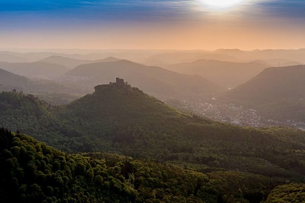 Burg Trifels im Gegenlicht über dem Pfälzerwald in Annweiler am Trifels im Bundesland Rheinland-Pfalz, Deutschland