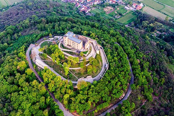 Burganlage des Hambacher Schloss in Neustadt an der Weinstraße im Bundesland Rheinland-Pfalz, Deutschland