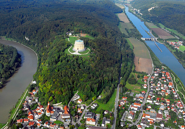 Blick auf die Befreiungshalle auf dem Michelsberg öberhalb von Kelheim...