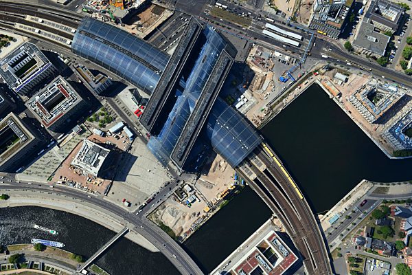 Senkrechtluftbild Glasdach am Hauptbahnhof der Deutschen Bahn in Berlin, Deutschland