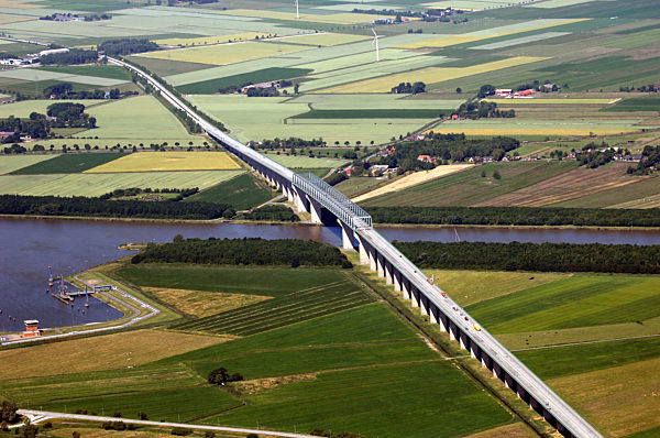 Blick auf die Hochbrücke über den Nord-Ostsee-Kanal bei Brunsbüttel in...
