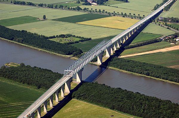 Blick auf die Hochbrücke über den Nord-Ostsee-Kanal bei Brunsbüttel in...