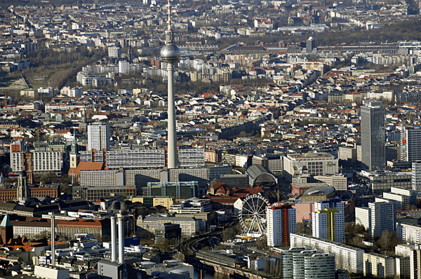 Blick auf das Berliner Stadtzentrum am Fernsehturm mit den Wohn- und...
