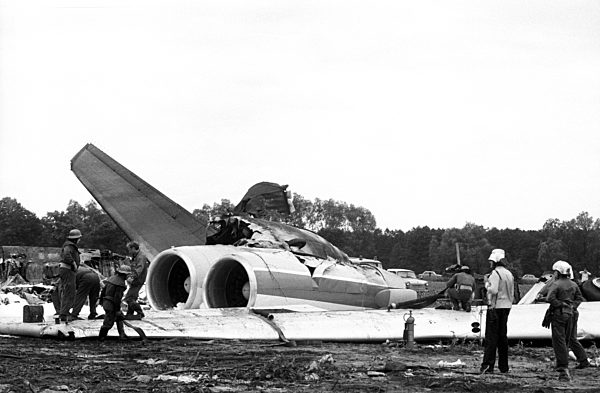 Schönefeld 18.06.1989 - Blick auf das Wrack der INTERFLUG Iljuschin IL62 mit...