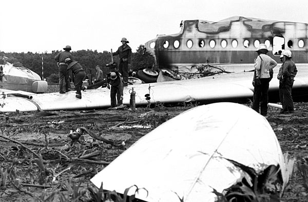 Schönefeld 18.06.1989 - Blick auf das Wrack der INTERFLUG Iljuschin IL62 mit...