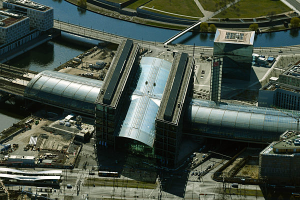 Hauptbahnhof der Deutschen Bahn an der Invalidenstraße in Berlin, Deutschland
