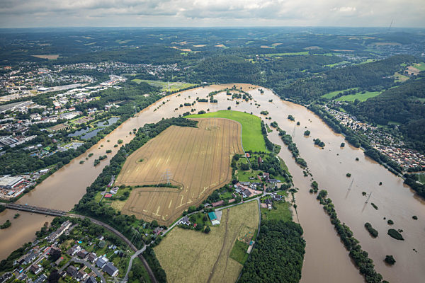 Hochwasserschäden der Flutkatastrophe an der Schleife des Flußverlaufes der Ruhr in Hattingen im Bundesland Nordrhein-Westfalen, Deutschland
