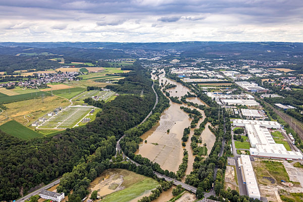 Hochwasserschäden der Flutkatastrophe am Flußverlauf der Lenne in Hagen im Bundesland Nordrhein-Westfalen, Deutschland