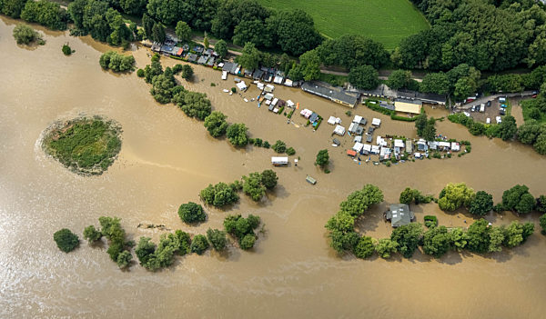 Hochwasserschäden der Flutkatastrophe am Verlauf der Ruhr in Witten im Bundesland Nordrhein-Westfalen, Deutschland
