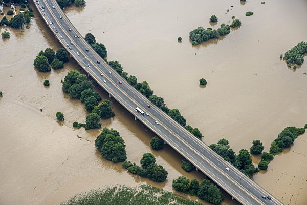 Hochwasser- Flut am Fluß - Brückenbauwerk Kosterbrücke über die Ruhr in Bochum im Bundesland Nordrhein-Westfalen, Deutschland