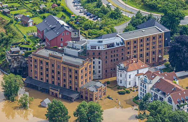 Hochwasser an der Hotelanlage des "Hotel Birsche-Mühle" an der Schleusenstraße in Hattingen im Bundesland Nordrhein-Westfalen, Deutschland