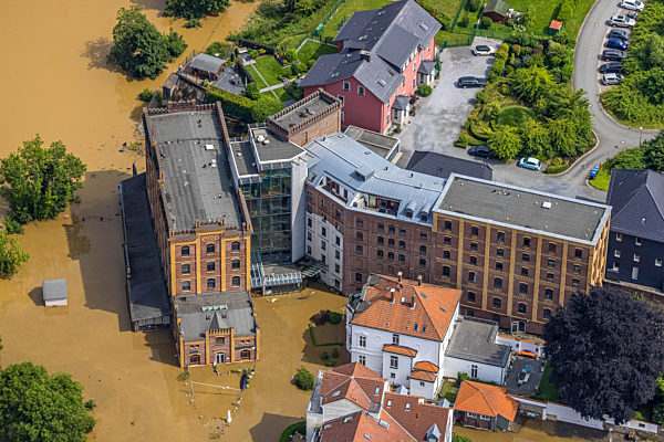 Hochwasser an der Hotelanlage des "Hotel Birsche-Mühle" an der Schleusenstraße in Hattingen im Bundesland Nordrhein-Westfalen, Deutschland
