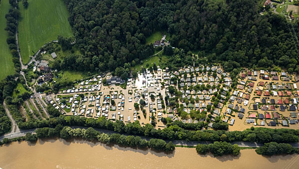 Hochwasserschäden der Flutkatastrophe am Flußverlauf der Ruhr in Hattingen im Bundesland Nordrhein-Westfalen, Deutschland
