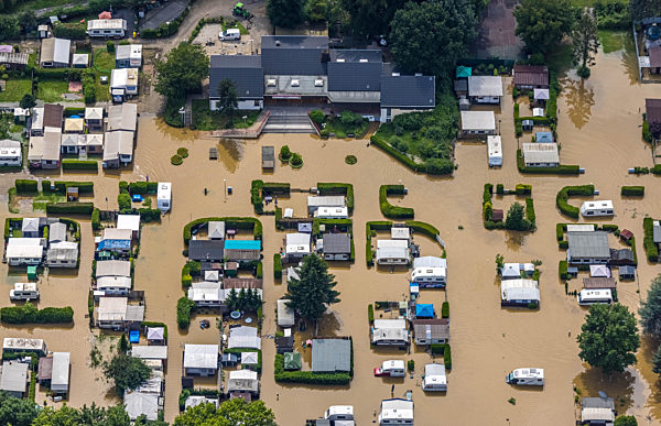 Hochwasserschäden der Flutkatastrophe am Flußverlauf der Ruhr in Hattingen im Bundesland Nordrhein-Westfalen, Deutschland
