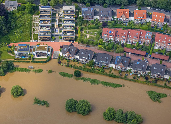 Hochwasserschäden der Flutkatastrophe am Flußverlauf der Ruhr in Hattingen im Bundesland Nordrhein-Westfalen, Deutschland