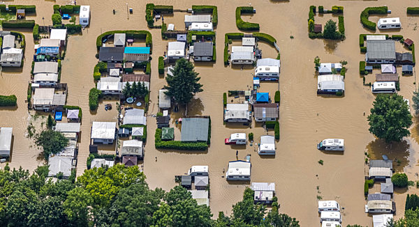Hochwasserschäden der Flutkatastrophe am Flußverlauf der Ruhr in Hattingen im Bundesland Nordrhein-Westfalen, Deutschland