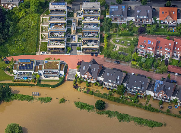 Hochwasserschäden der Flutkatastrophe am Flußverlauf der Ruhr in Hattingen im Bundesland Nordrhein-Westfalen, Deutschland