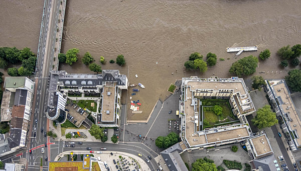 Hochwasserschäden der Flutkatastrophe am Ufer der Ruhr in Mülheim an der Ruhr im Bundesland Nordrhein-Westfalen, Deutschland