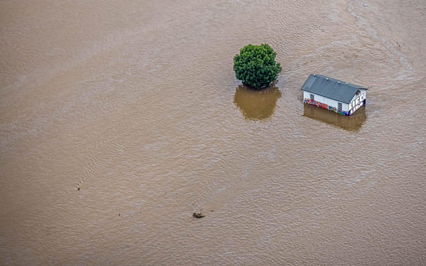 Hochwasserschäden der Flutkatastrophe "Ruhrhochwassser" mit einem Haus inmitten eines Feldes in Wetter (Ruhr) im Bundesland Nordrhein-Westfalen, Deutschland