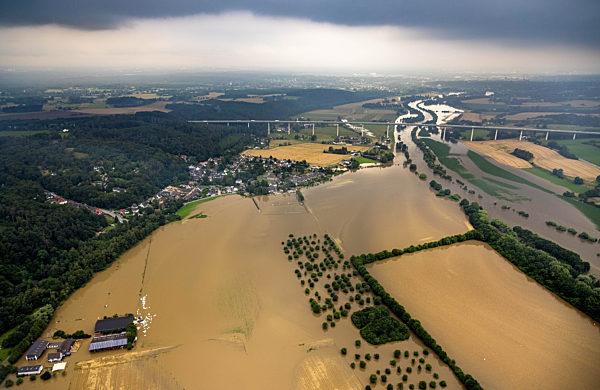 Hochwasserschäden der Flutkatastrophe am Flußverlauf der Ruhr in Essen im Bundesland Nordrhein-Westfalen, Deutschland