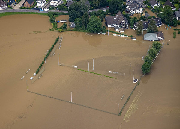 Hochwasserschäden der Flutkatastrophe am Flußverlauf der Ruhr in Essen im Bundesland Nordrhein-Westfalen, Deutschland