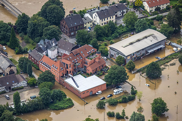 Hochwasserschäden der Flutkatastrophe am Flussverlauf der Ruhr In der Lake in Witten im Bundesland Nordrhein-Westfalen, Deutschland