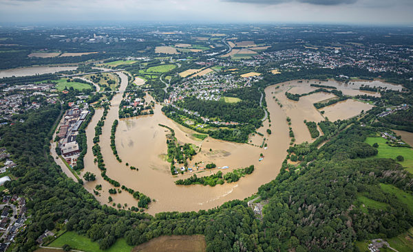 Hochwasserschäden der Flutkatastrophe am Flussverlauf der Ruhr in Witten im Bundesland Nordrhein-Westfalen, Deutschland