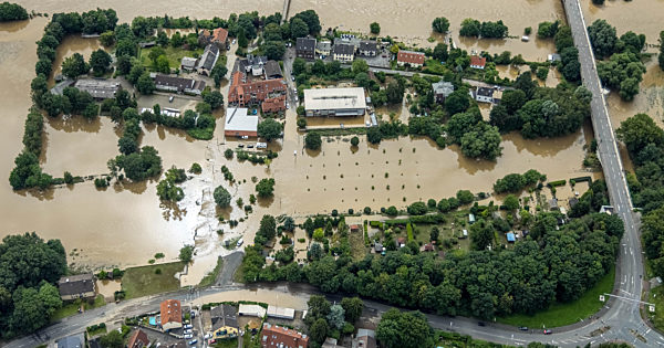 Hochwasserschäden der Flutkatastrophe am Flussverlauf der Ruhr In der Lake in Witten im Bundesland Nordrhein-Westfalen, Deutschland