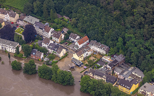 Hochwasserschäden der Flutkatastrophe an der Laupendahler Landstraße in Essen im Bundesland Nordrhein-Westfalen, Deutschland