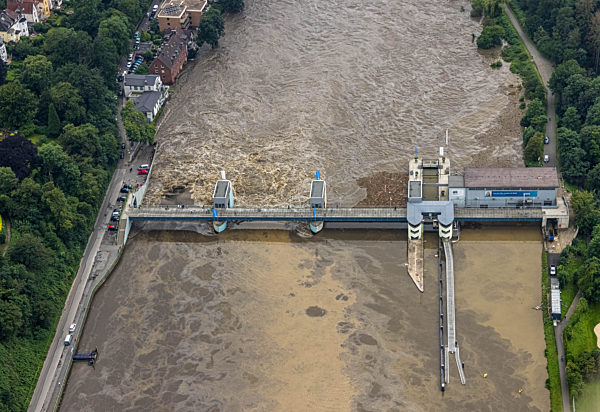 Flut an der Staustufe am Ufer des Flußverlauf der Baldeneysee Stauwehr im Ortsteil Werden in Essen im Bundesland Nordrhein-Westfalen, Deutschland