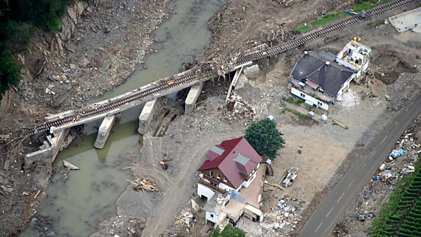 Häusergruppe südöstlich von Marienthal (Ahr) nach der Hochwasserkatastrophe im Ahrtal im Juli 2021 im Bundesland Rheinland-Pfalz, Deutschland