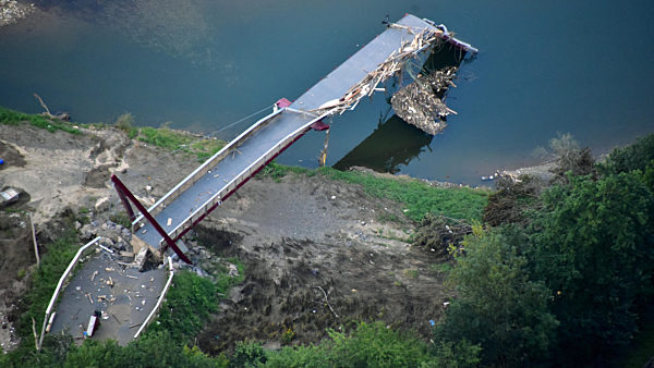 Die aufgrund der Hochwasserkatastrophe aus dem Juli 2021 zerstörte Hängebrücke bei Laach im Bundesland Rheinland-Pfalz, Deutschland