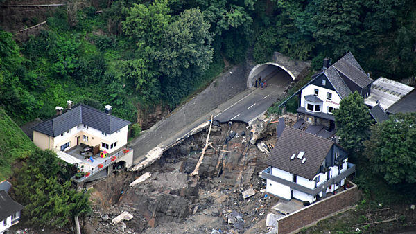 Die aufgrund der Hochwasserkatastrophe aus dem Juli 2021 zerstörten Gebäude in Altenahr, Tunnelstraße im Bundesland Rheinland-Pfalz, Deutschland