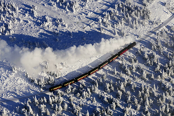 Winterluftbild Brockenbahn - Harzquerbahn - Harzer Schmalspurbahn am Brocken in Schsen-Anhalt