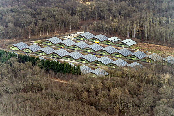 Bunker- Gebäudekomplex mit Photovoltaik- Solarkraftwerk im Gottswald in Offenburg im Bundesland Baden-Württemberg, Deutschland